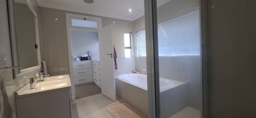 4 Bedroom Property for Sale in Gonubie Eastern Cape